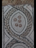 03928 ostia - regio i - insula iv - casa di bacco fanciullo (i,iv,3) - mosaik im hof - detail li oben - 2016.jpg